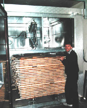 kiln drying wood in a small compartment type kiln: cross shaft type.